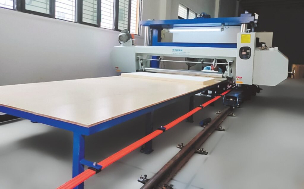 Machine horizontale à découper la mousse de latex