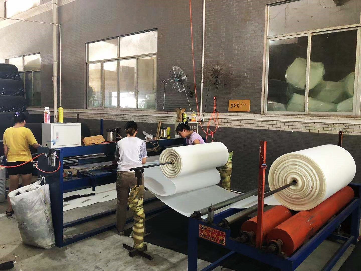 Maschine zum Komprimieren von Schaumstoffrollen